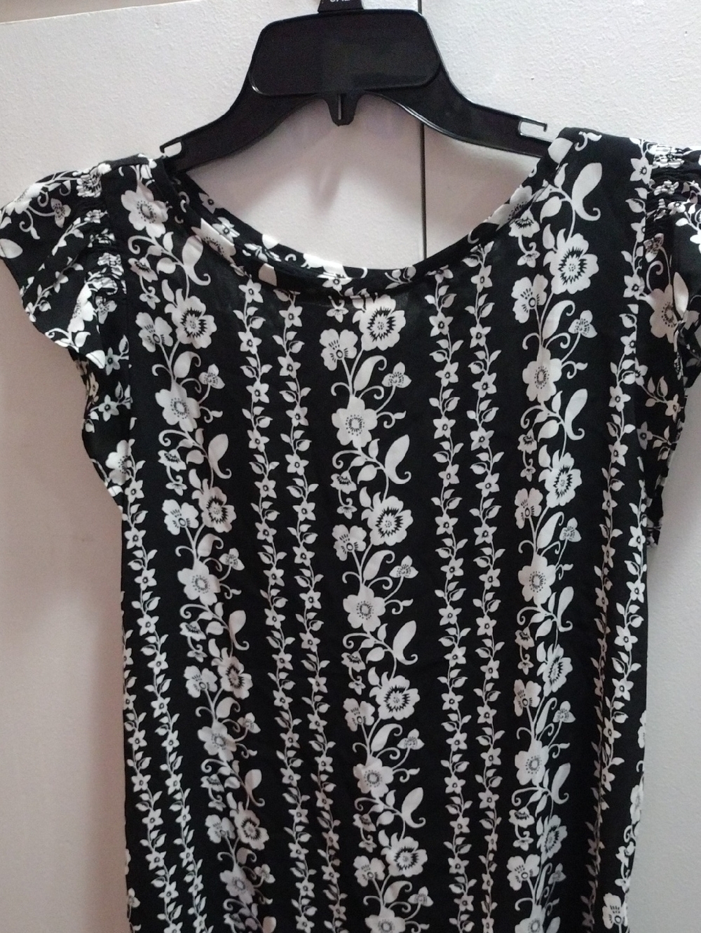 LOFT Black and White Floral Scoop Neck Top XS